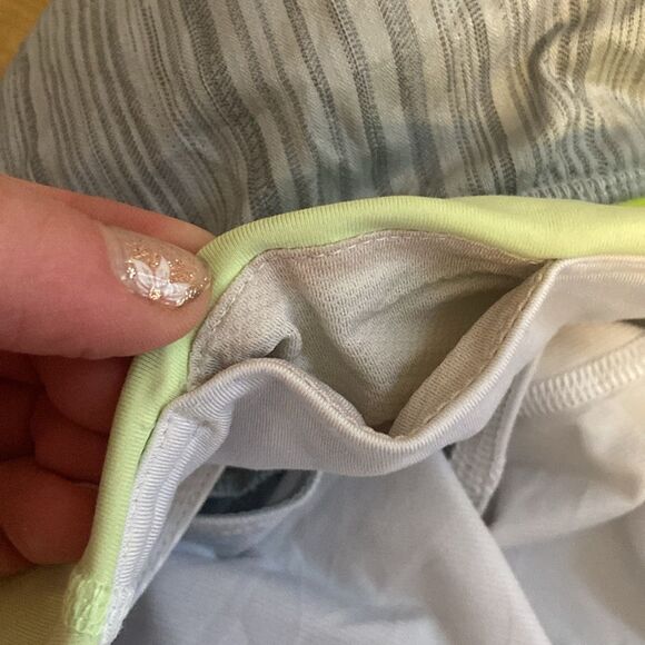 Lululemon Gray & Green Run Speed Short Size 6 - Picture 9 of 10